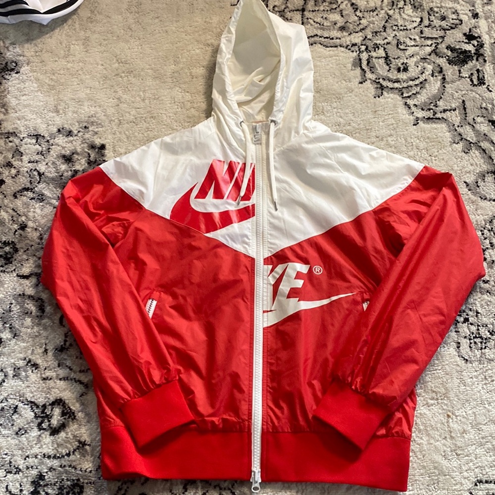 Womens size S Nike wind breaker type jacket. Worn 2 times. Great condition!